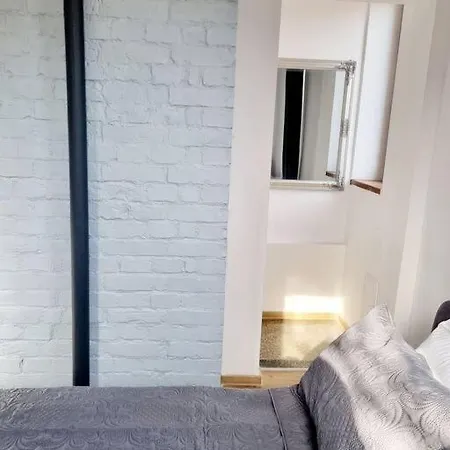 Cozy Near Center *