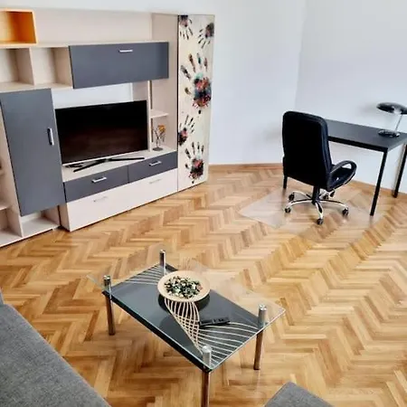 Cozy Near Center Apartament *