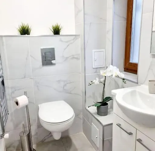 Апартаменти Cozy Near Center Бухарест